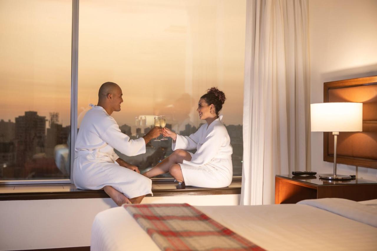 Casa Andina Premium Miraflores ليما المظهر الخارجي الصورة A couple in a hotel room