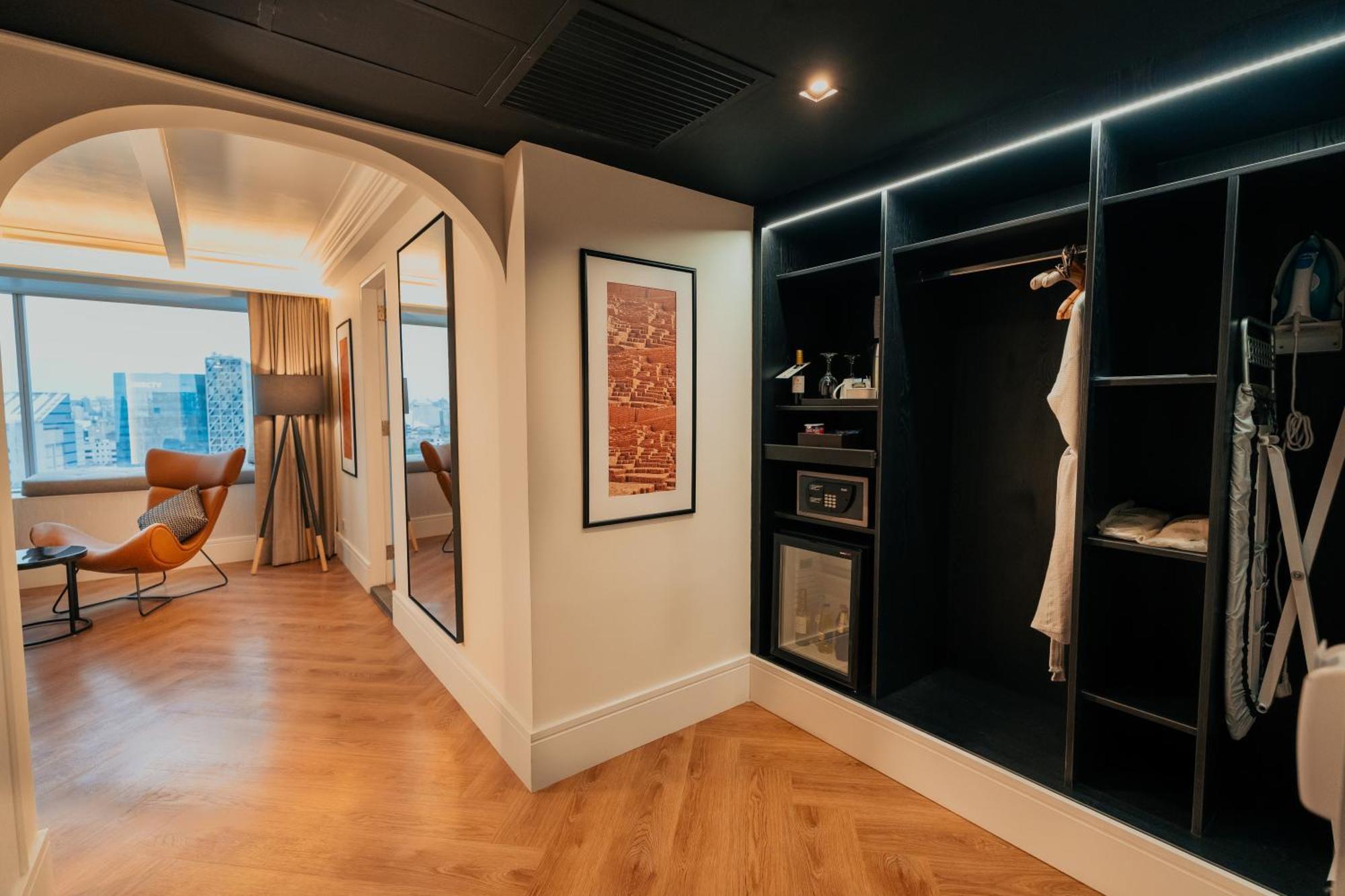 Casa Andina Premium Miraflores ليما المظهر الخارجي الصورة A walk-in wardrobe