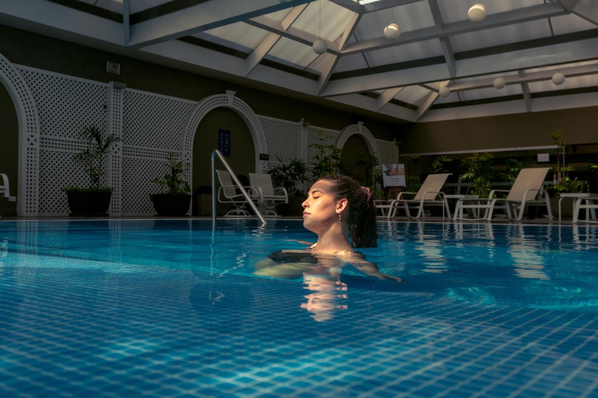 Casa Andina Premium Miraflores ليما المظهر الخارجي الصورة A woman swimming in a pool