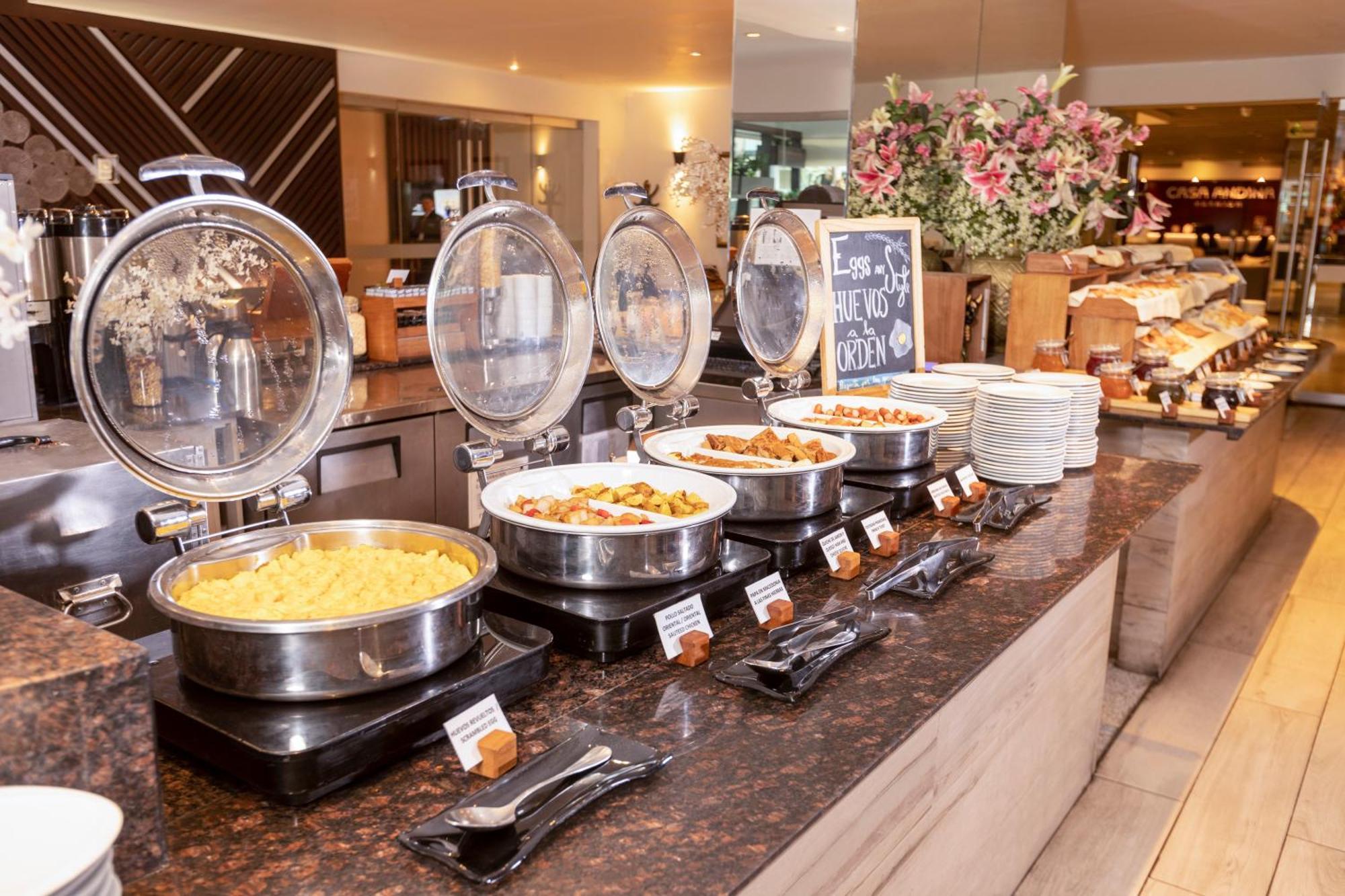 Casa Andina Premium Miraflores ليما المظهر الخارجي الصورة A buffet at a hotel