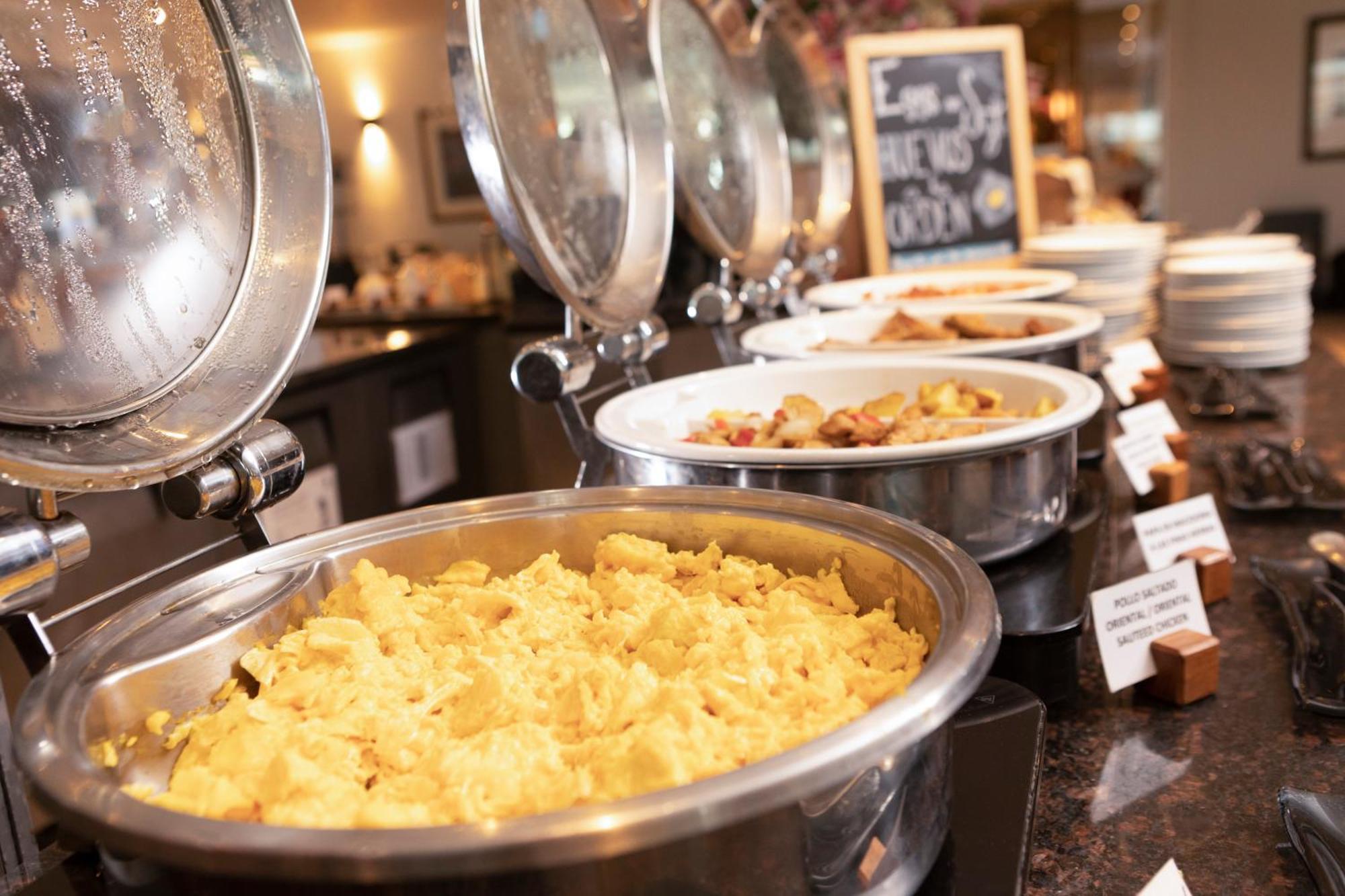 Casa Andina Premium Miraflores ليما المظهر الخارجي الصورة A chafing dish filled with food