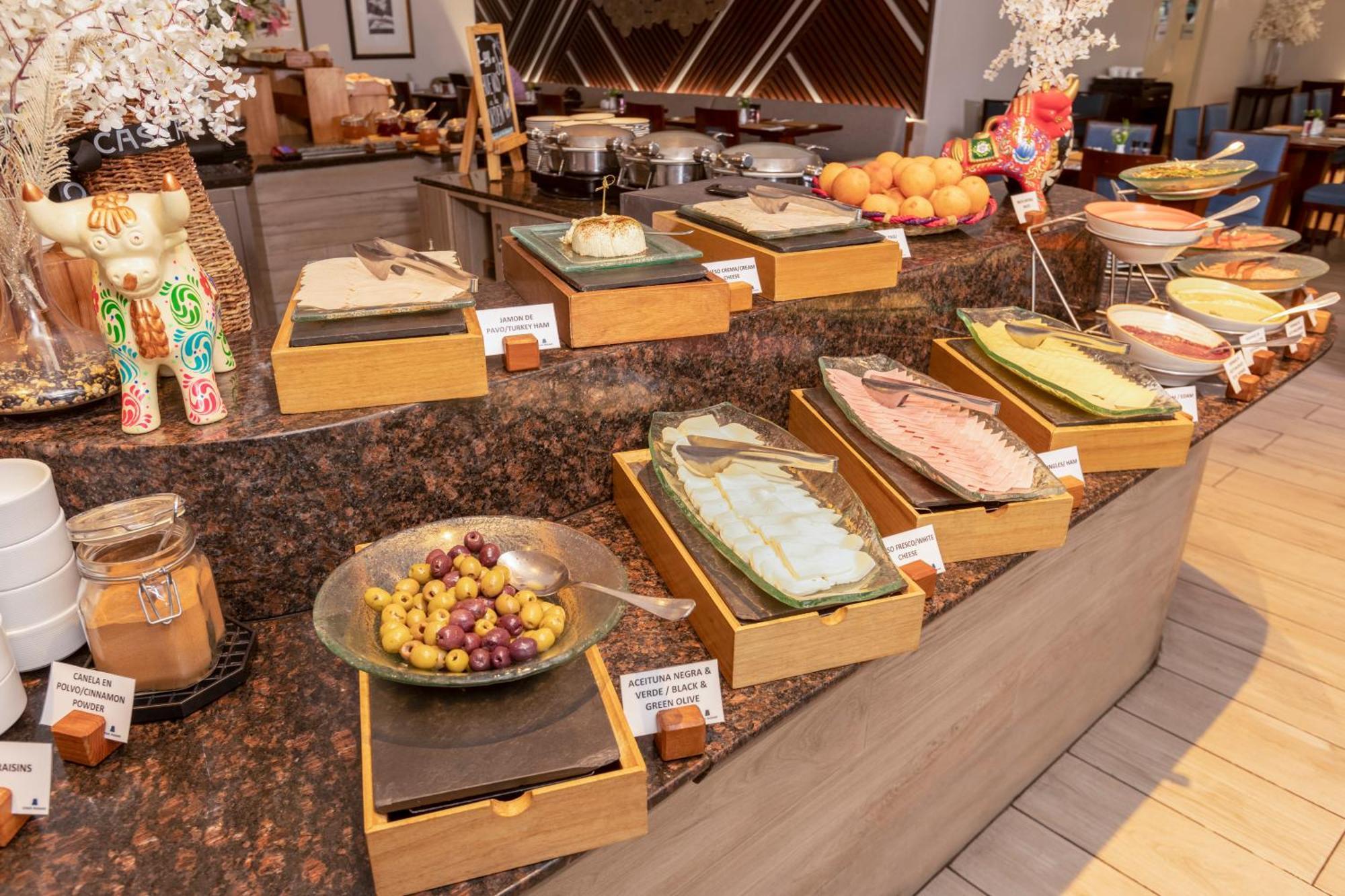 Casa Andina Premium Miraflores ليما المظهر الخارجي الصورة A buffet at a hotel