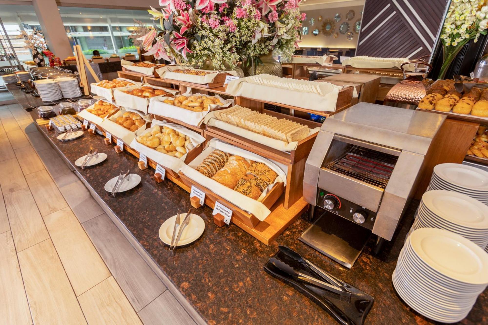 Casa Andina Premium Miraflores ليما المظهر الخارجي الصورة A buffet at a hotel