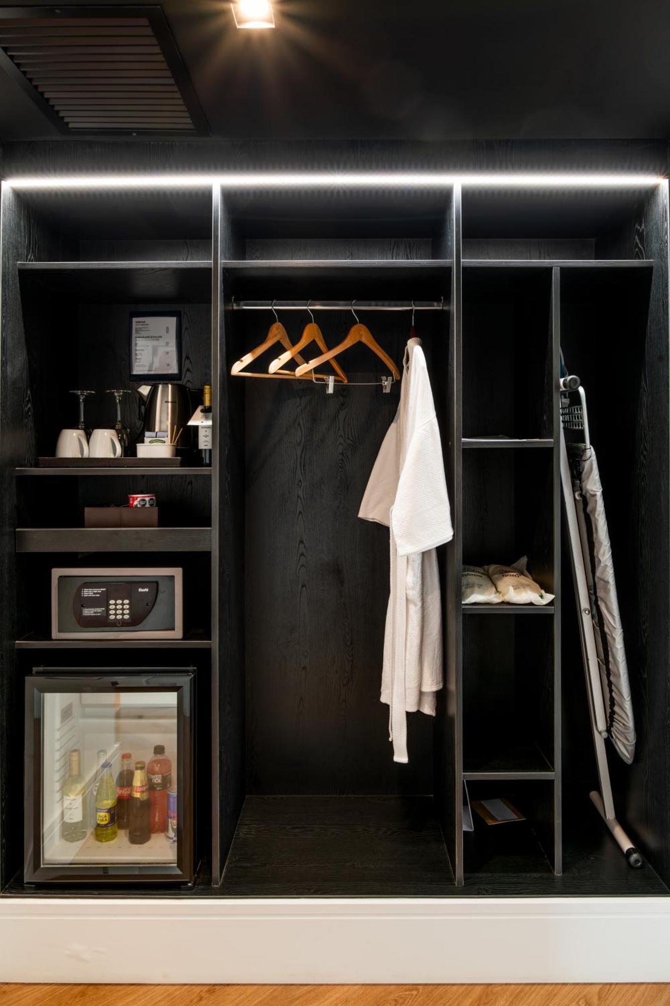Casa Andina Premium Miraflores ليما المظهر الخارجي الصورة A wardrobe
