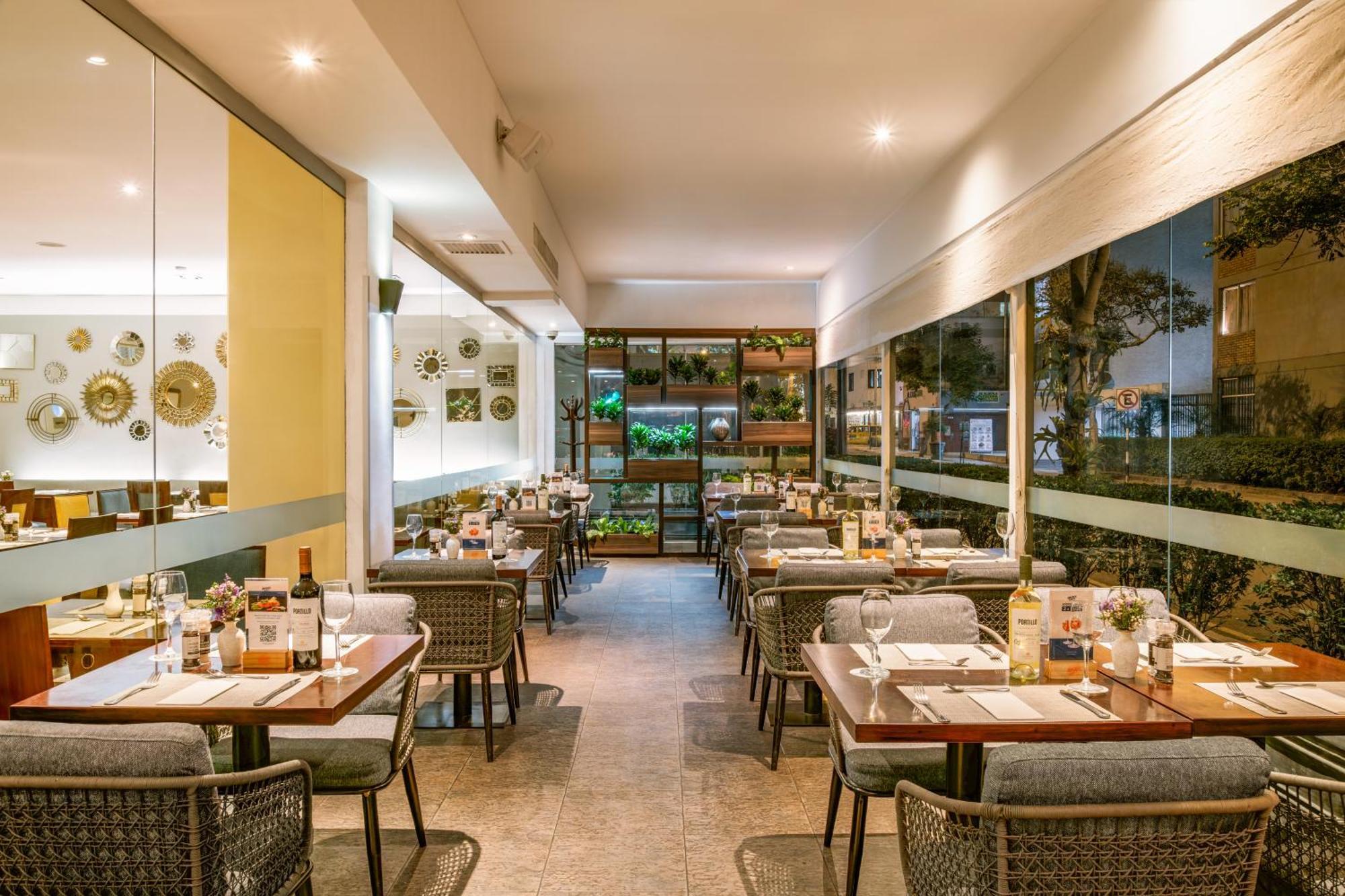 Casa Andina Premium Miraflores ليما المظهر الخارجي الصورة Interior of a restaurant in the Philippines