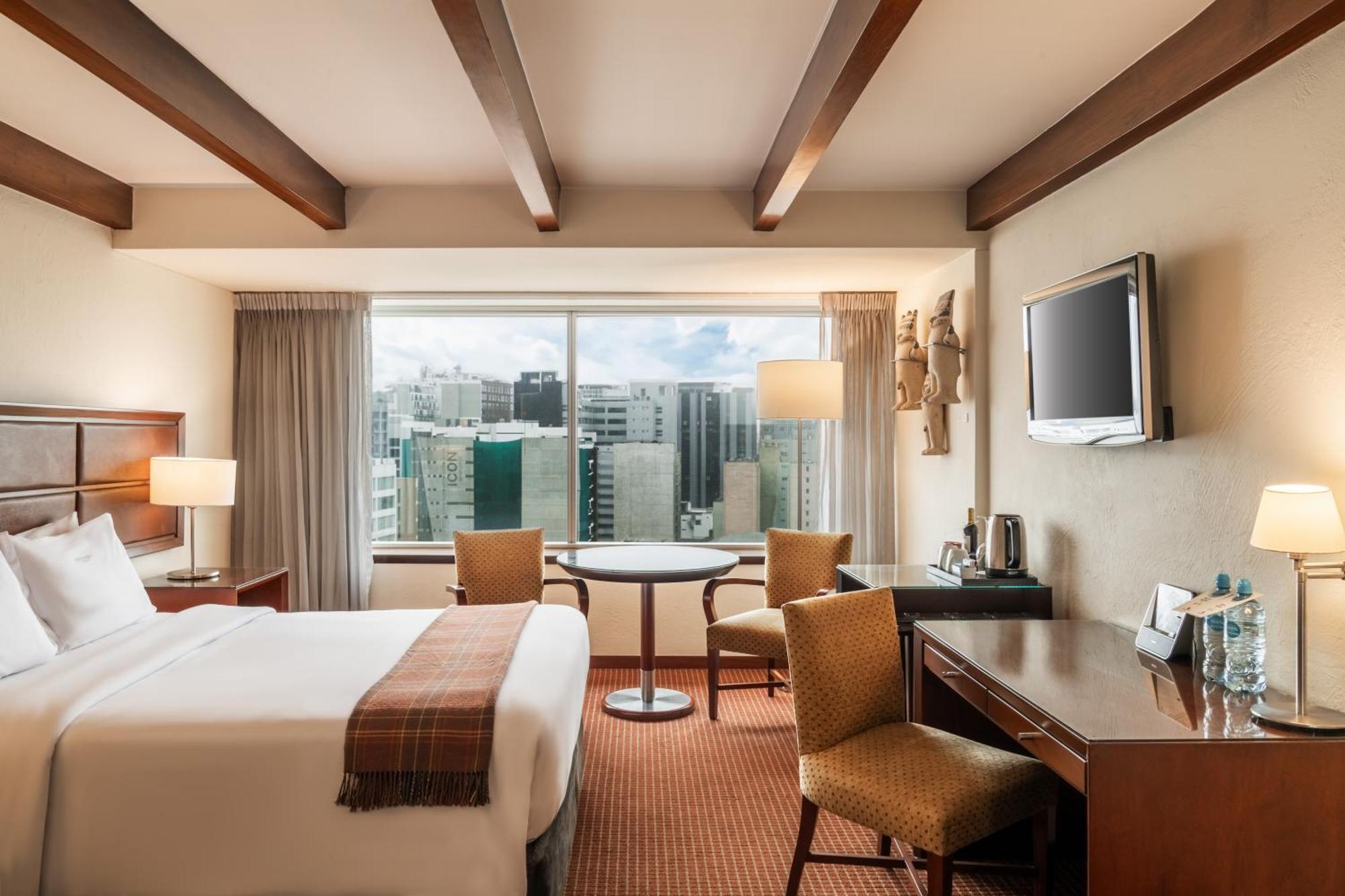 Casa Andina Premium Miraflores ليما المظهر الخارجي الصورة A guest room at the Four Seasons Hotel, Lima