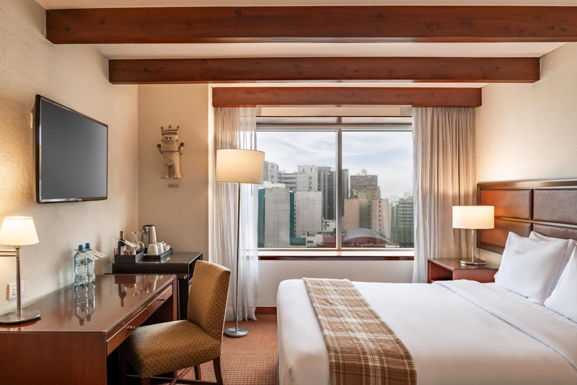 Casa Andina Premium Miraflores ليما المظهر الخارجي الصورة A guest room at the InterContinental Santiago